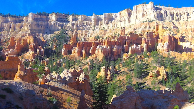A titre personnel le plus beau parc des parcs de l'ouest amércain et celui de Bryce Canyon, il est tout simplement magnifique avec de superbes couleurs. Photo blog voyage tour du monde https://yoytourdumonde.fr