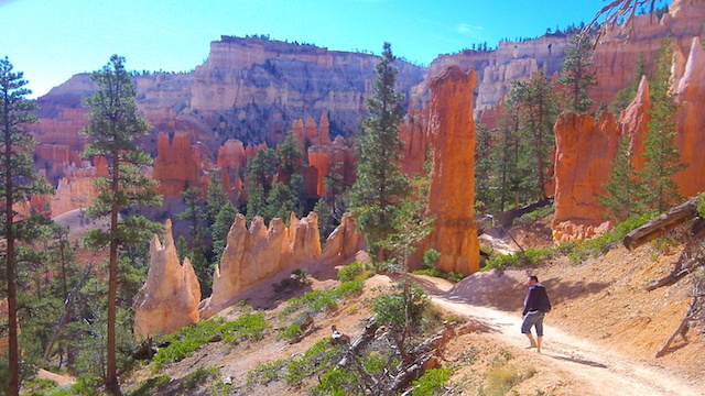 Chemin de randonnée dans le magnifique parc de Bryce Canyon photo blog voyage tour du monde https://yoytourdumonde.fr