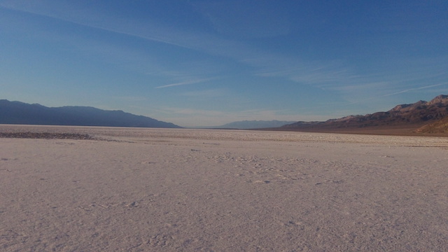 Une partie de la Vallée de la mort se trouve sous le niveau de la mer avec du sel à perte de vue. Photo blog voyage tour du monde https://yoytourdumonde.fr