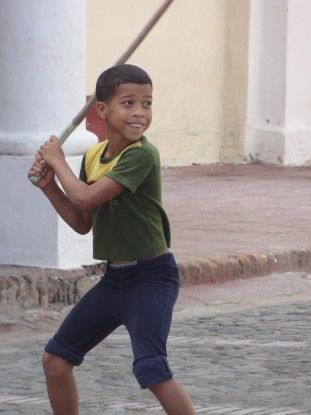 Partie de Baseball à Bayamo (Cuba). Photo blog voyage tour du monde https://yoytourdumonde.fr