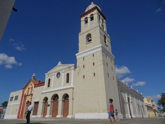 Parvis de la cathédrale de Bayamo, à Cuba photo blog voyage tour du monde https://yoytourdumonde.fr