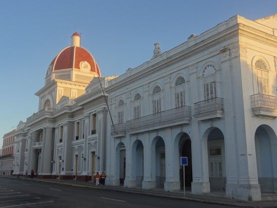 Bâtiment colonial sur la place principale de Cienfuegos à Cuba, ville inscrite là l'Unesco, photo blog voyage tour du monde https://yoytourdumonde.fr