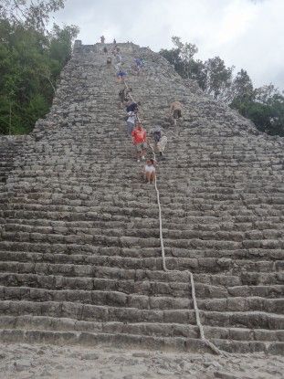 Mexique: Sur le site Maya de Coba, la bonne nouvelle est que les touristes peuvent encore monter les pyramides!