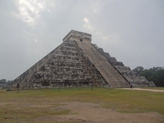 L'une des plus grandes pyramides maya se trouve sur le site de chichen itza inscrit à l'Unesco au Mexique photo blog voyage tour du monde https://yoytourdumonde.fr