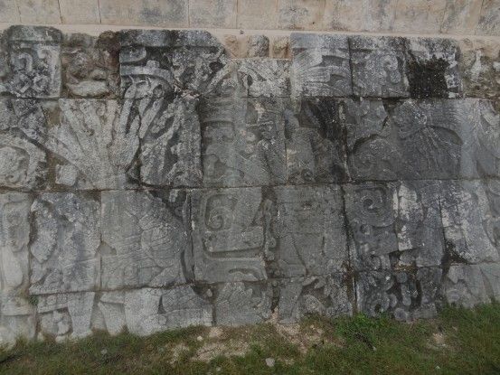 Sur le site de Chichen Izta au Mexique il faut avoir l'oeil notamment pour voir les beaux bas reliefs des ruines photo blog voyage tour du monde maya https://yoytourdumonde.fr