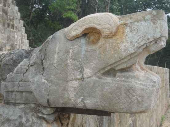 Magnifique représentation d'animaux et du Dieu Chaac sur le site maya de Chichen Itza au Mexique photo blog voyage tour du monde https://yoytourdumonde.fr