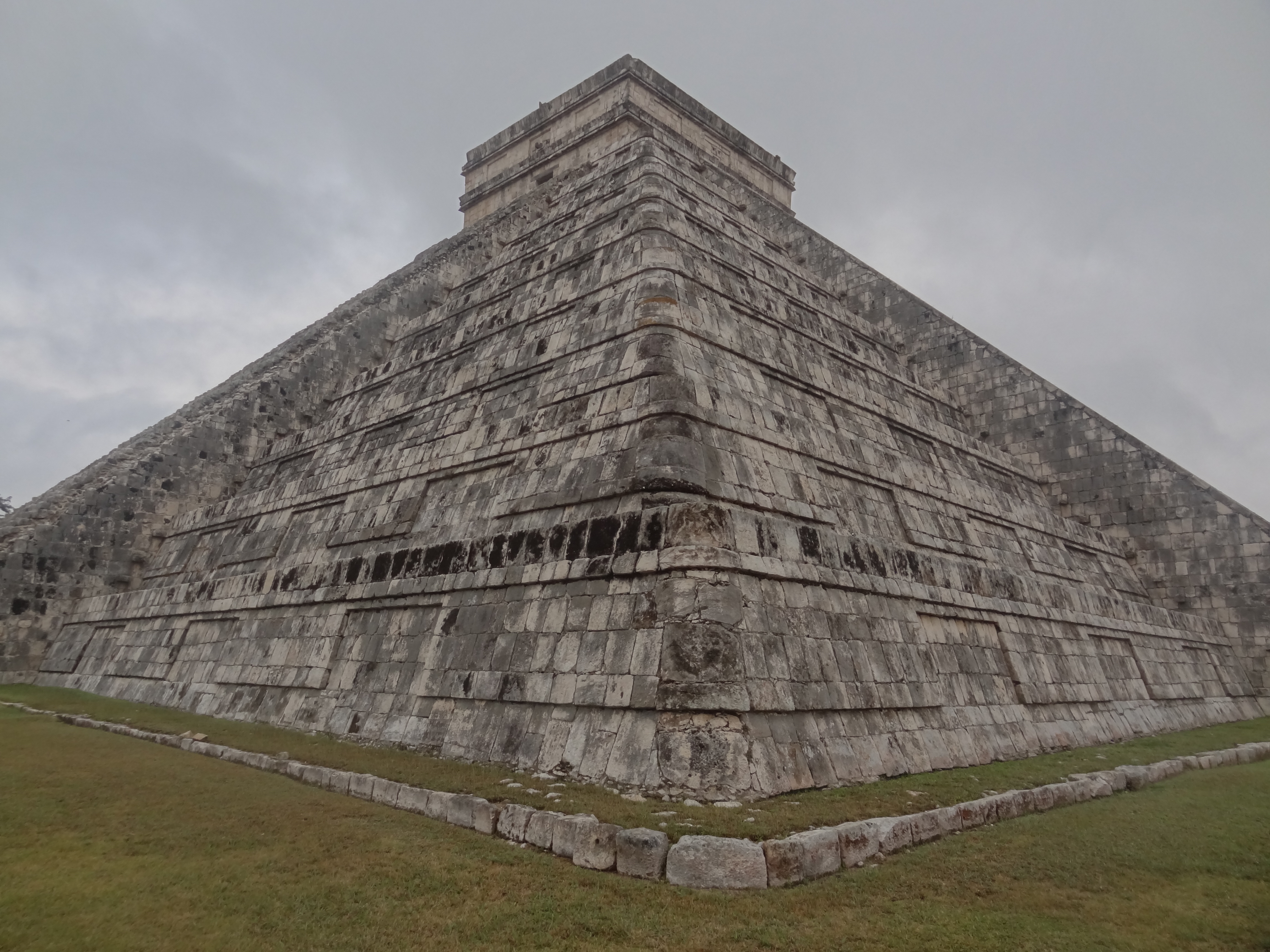 L'une des plus grandes pyramides Maya se trouve sur le site de Chichen Izta au Mexique photo blog voyage tour du monde https://yoytourdumonde.fr