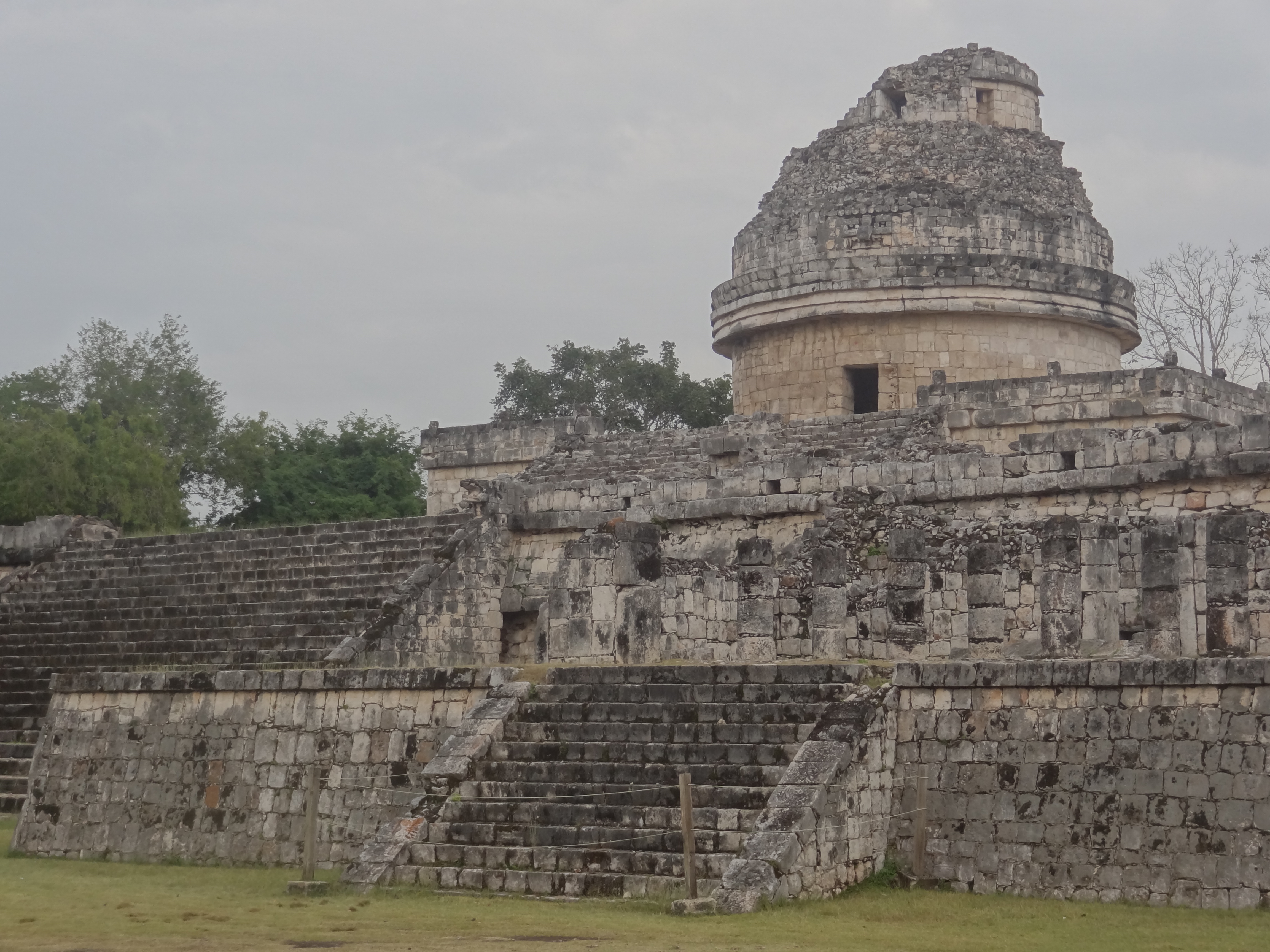 Les mayas avaient construits un impressionnant observatoire à Chichen Itza au Mexique photo blog voyage tour du monde https://yoytourdumonde.fr