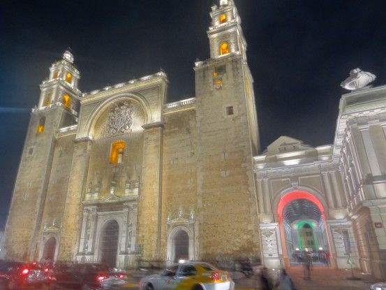 Mexique-Merida: La Cathédrale de la ville et à sa droite le musée d'art Contemporain.
