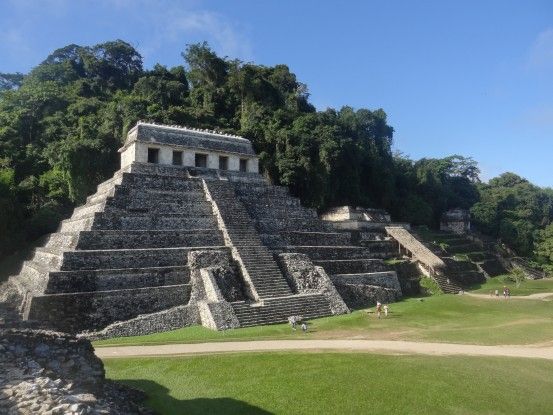 Le magnifique site maya de Palenque avec la jungle en arrière plan photo blog voyage travel https://yoytourdumonde.fr