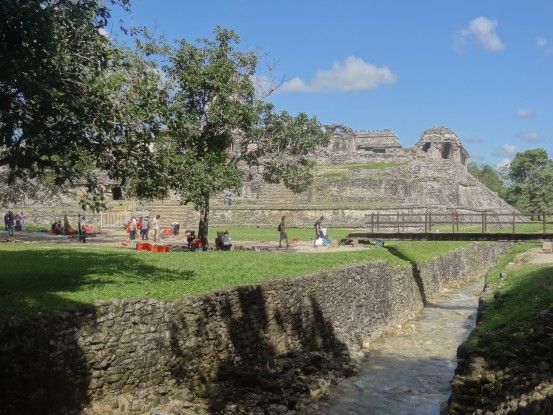 Vous pouvez voir des canalisations de l'époque Maya sur le site de Palenque au Mexique photo blog voyage tour du monde https://yoytourdumonde.fr