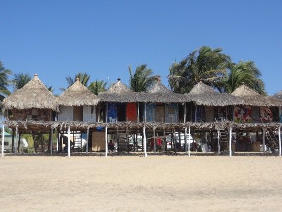Mexique: La plage de Zipolite ou de petites maisons en bois sont installés. Cela change des grands buildings et j'aime beaucoup cela. 