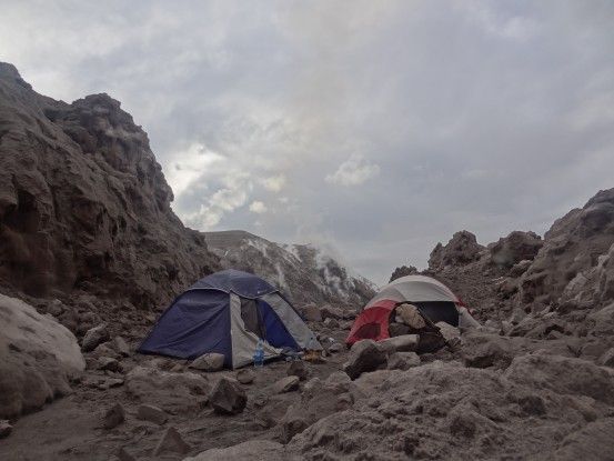 Base camp sur le volcan Santiaguito au Guatemala, photo blog voyage tour du monde travel https://yoytourdumonde.fr