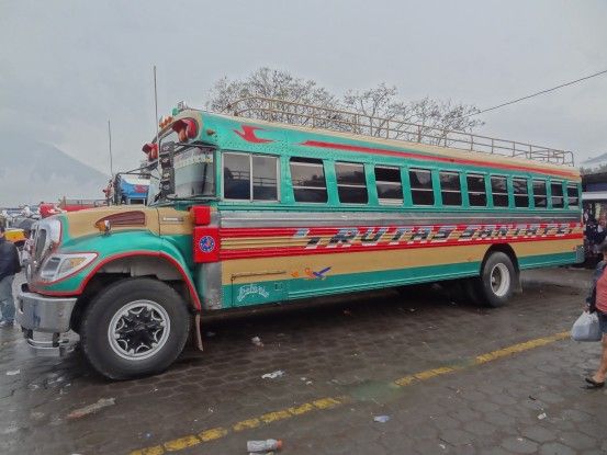 Bus public du Guatemala photo blog voyage tour du monde travel https://yoytourdumonde.fr