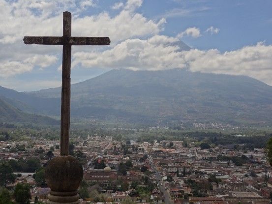 Sur le Cerro de la Cruz à Antigua au Guatemala, à l'arrière plan vous pouvez voir Antigua et le Volcan Agua photo blog voyage tour du monde https://yoytourdumonde.fr