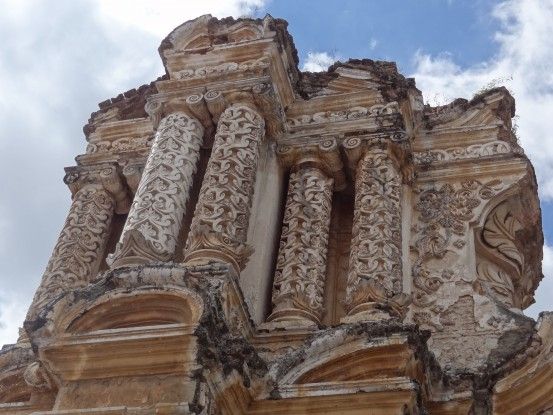 Une superbe façade d'église à Antigua photo blog voyage tour du monde https://yoytourdumonde.fr