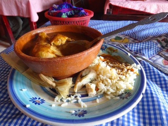 Mélangez vous avec la population dans les restaurants à Antigua au Guatemala pour manger. Photo blog voyage tour du monde https://yoytourdumonde.fr