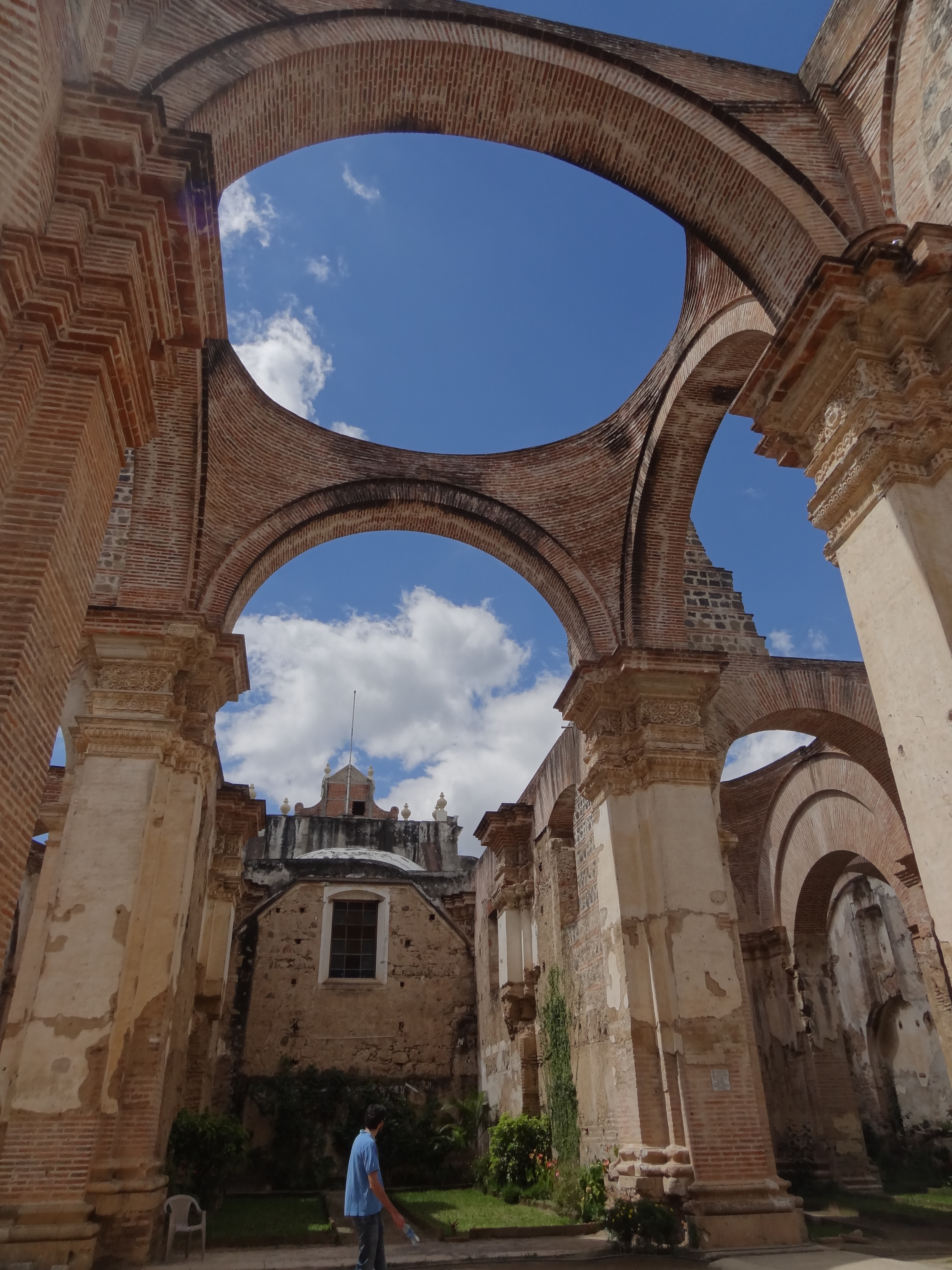 Voyage au Guatemala: La ville d'Antigua inscrite au Patrimoine de l'Unesco en partie détruite photo blog voyage tour du monde https://yoytourdumonde.fr
