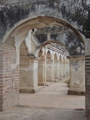 Ruines à Antigua au Guatemala photo blog voyage tour du monde https://yoytourdumonde.fr