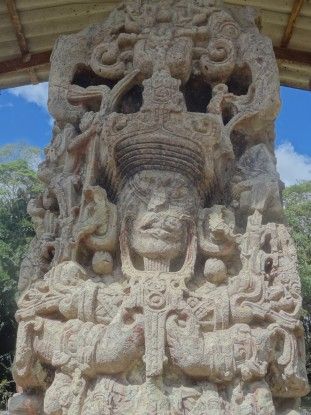 Stèle à Copan Honduras photo blog voyage tour du monde unesco https://yoytourdumonde.fr