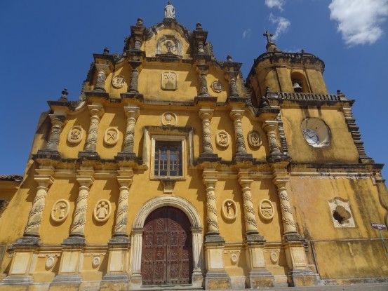 L’église de la Recolecccion a retrouvé le jaune de sa façade dans la ville de Leon au Nicaragua photo blog voyage tour du monde travel https://yoytourdumonde.fr