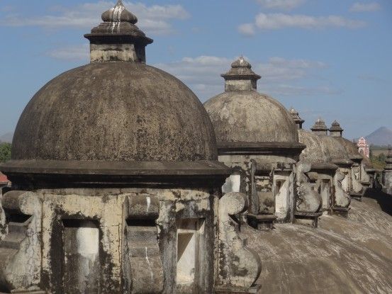 Sur le toit de la cathédrale de Leon au Nicaragua photo blog voyage tour du monde https://yoytourdumonde.fr