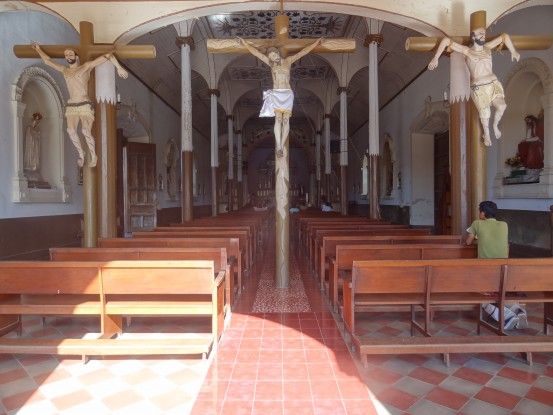 L'eglise du Calvaire dans la ville de Leon au Nicaragua avec trois crucifiés à l'entrée photo blog voyage tour du monde travel https://yoytourdumonde.fr