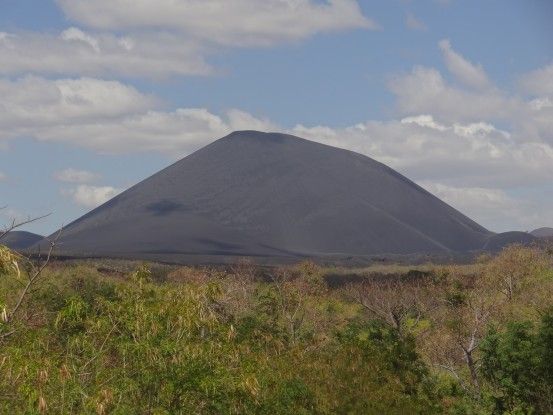 Le volcan Cerro Negro au loin, dans 1h je vais pouvoir le descendre en luge photo au Nicaragua photo blog voyage tour du monde travel https://yoytourdumonde.fr