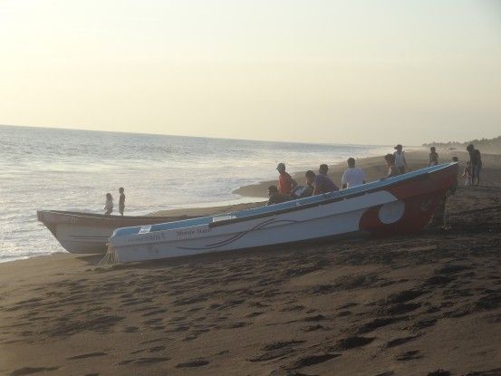 Les marins quittent la plage de Monterrico au Guatemala sous le regard de leurs familles photo blog voyage tour du monde travel https://yoytourdumonde.fr