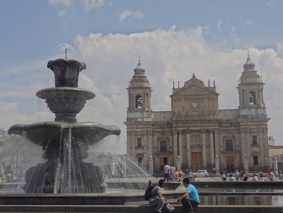guatemala-plaza-cathedrale-voyage-travel