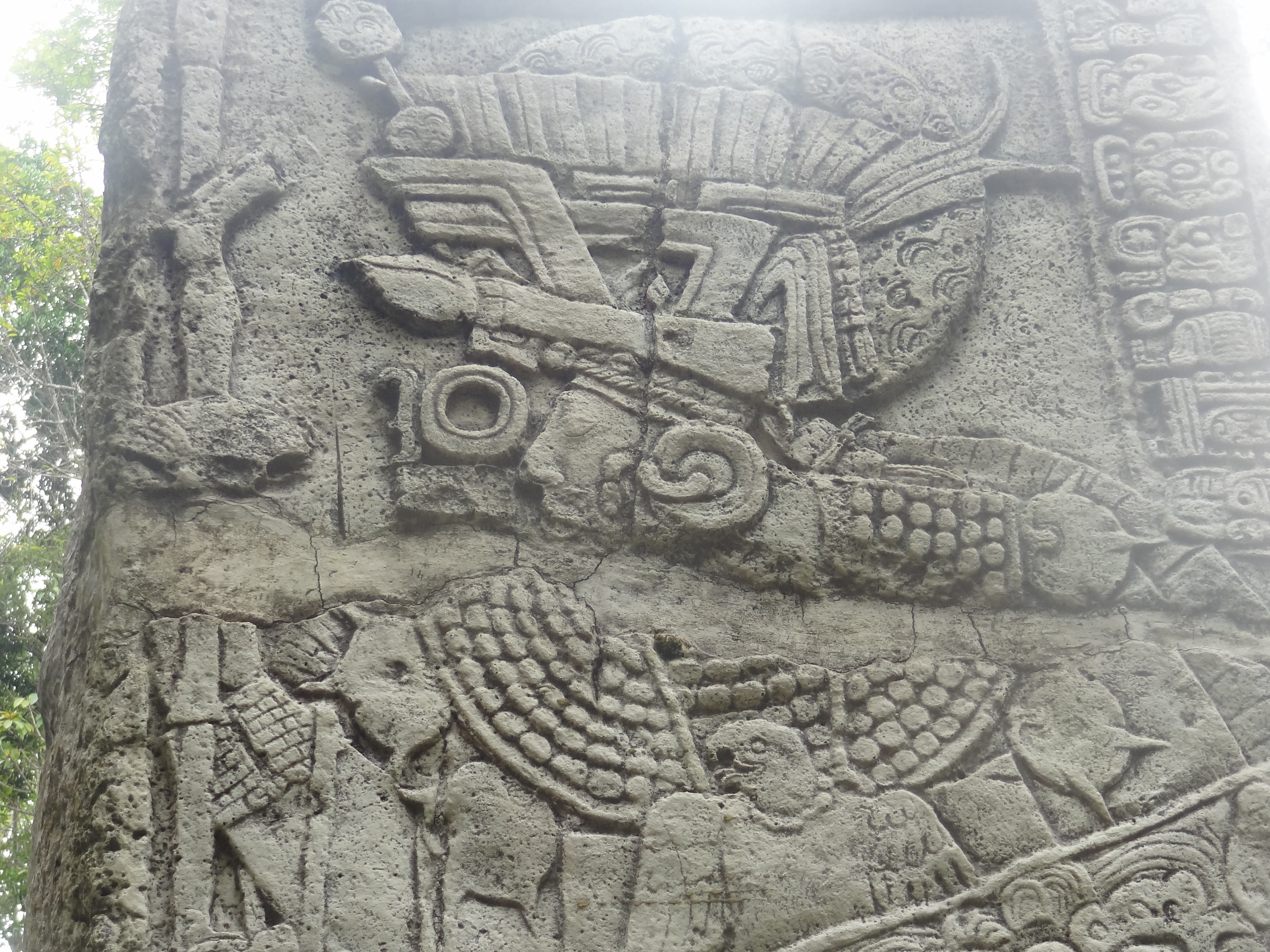 Nombreuses stèles representant les victoires de la cite d'Antigua au Guatemala photo blog voyage tour du monde travel https://yoytourdumonde.fr