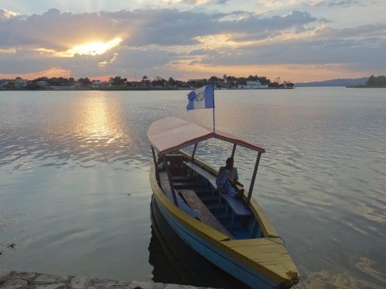 Bateau et lac Peten Izta ile de Flores au Guatemala photo blog voyage tour du monde https://yoytourdumonde.fr