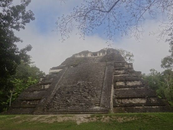 Ruine Maya de Tikal au Guatemala photo blog voyage tour du monde travel https://yoytourdumonde.fr