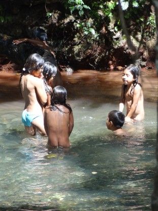 Des enfants s'amusent dans une rivière près de la Finca El Paraiso photo blog voyage tour du monde travel https://yoytourdumonde.fr
