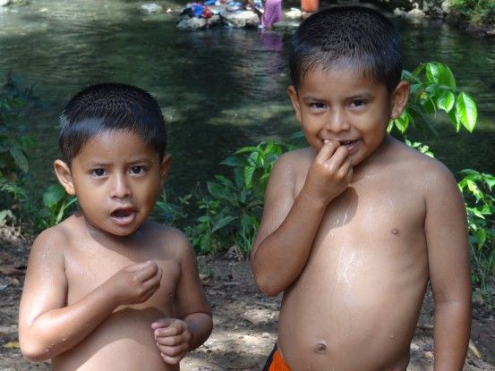 Deux enfants du coté de la Finca El Paraiso au Guatemala photo blog voyage tour du monde https://yoytourdumonde.fr