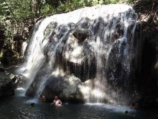 Un vrai spa naturel dans la Finca El Paraiso au Guatemala avec l'eau de la cascade à 30°c voir 40°! Photo blog voyage tour du monde travel https://yoytourdumonde.fr