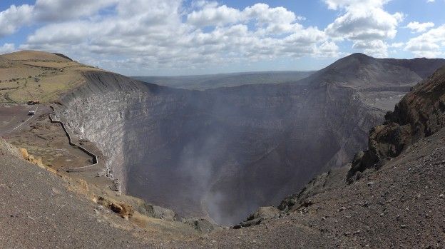 Gros cratère avec du souffre sur le Parc National de Masaya au Nicaragua photo blog voyage tour du monde travel https://yoytourdumonde.fr