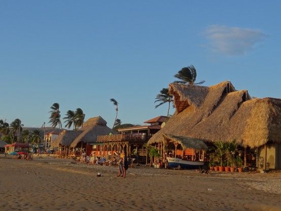 Sur la plage de San Juan Del Sur au Nicaragua, au moins il n'y a pas de grands bâtiments qui gâchent le paysage photo blog voyage tour du monde travel https://yoytourdumonde.fr
