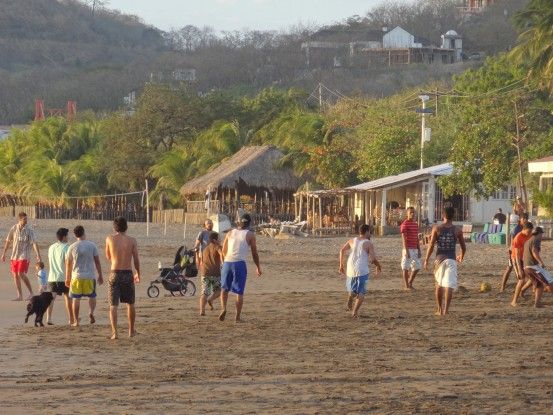 Les jeunes locaux jouent au football au Nicaragua photo blog voyage tour du monde travel https://yoytourdumonde.fr