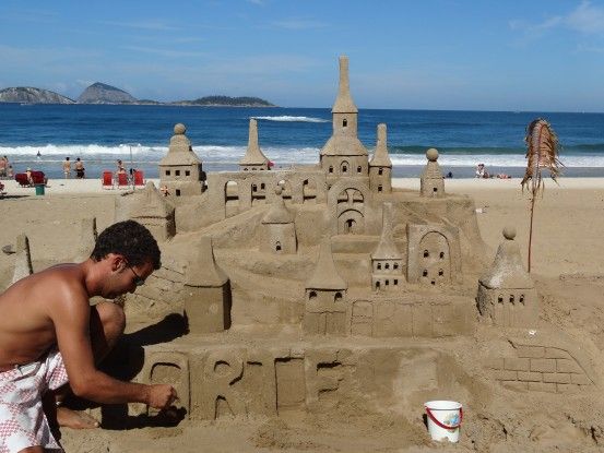 Chateau de sable sur la plage de Copacabana à Rio de Janeiro au Brésil photo blog voyage tour du monde travel https://yoytourdumonde.fr