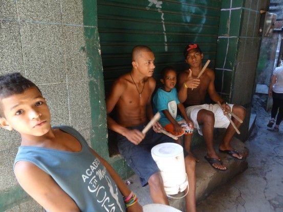 Concert de musique dans une favela de Rio de Janeiro photo blog voyage tour du monde travel http://yoytourdumonde.fr