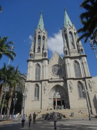Extérieur de la cathédrale de Sé à Sao Paulo au Brésil photo blog voyage tour du monde travel https://yoytourdumonde.fr