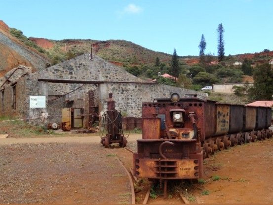 Nouvelle-Caledonie: Mine de Tiebagh des trains encore présents sur le site.
