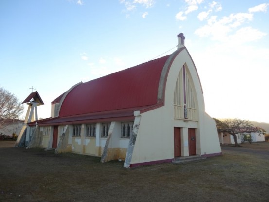 Nouvelle-Caledonie: Je quitte la ville de Koumac et de son église à forme particulière