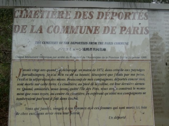Nouvelle-Caledonie: Plaque d'information dans le cimetiere des anciens Communards morts sur l'Ile des Pins.