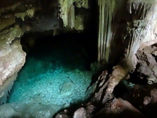 Nouvelle-Caledonie: Unr grotte magnifique pour une princesse en exile.