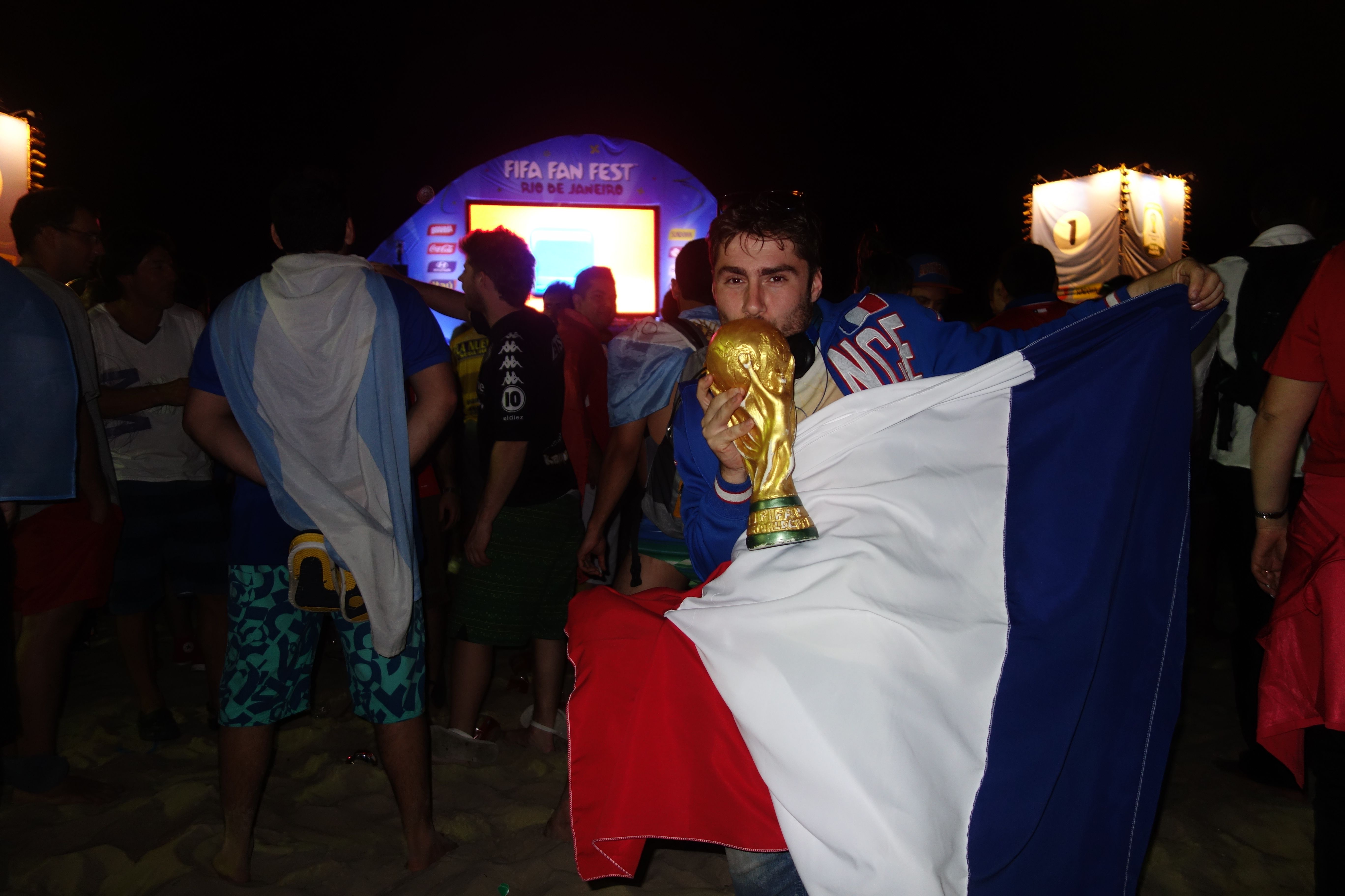 Coupe du Monde de football: Du cote de Rio de Janeiro et de la plage de Copacabana.