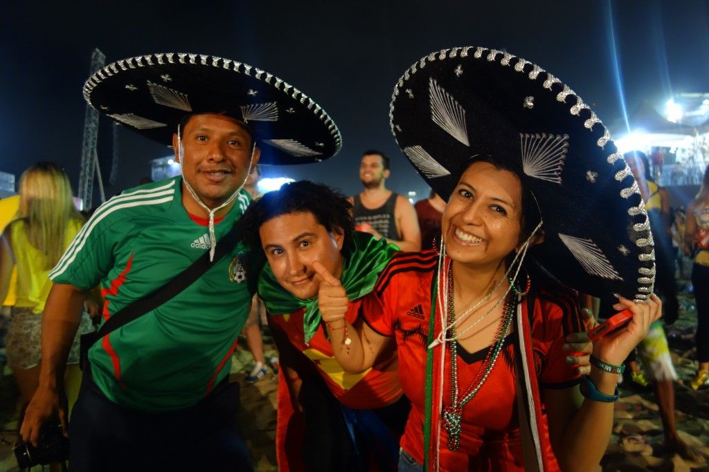 Coupe du Monde de Football: France - Suisse du cote de Copacabana a Rio de Janeiro. La délégation Mexicaine est aux anges!