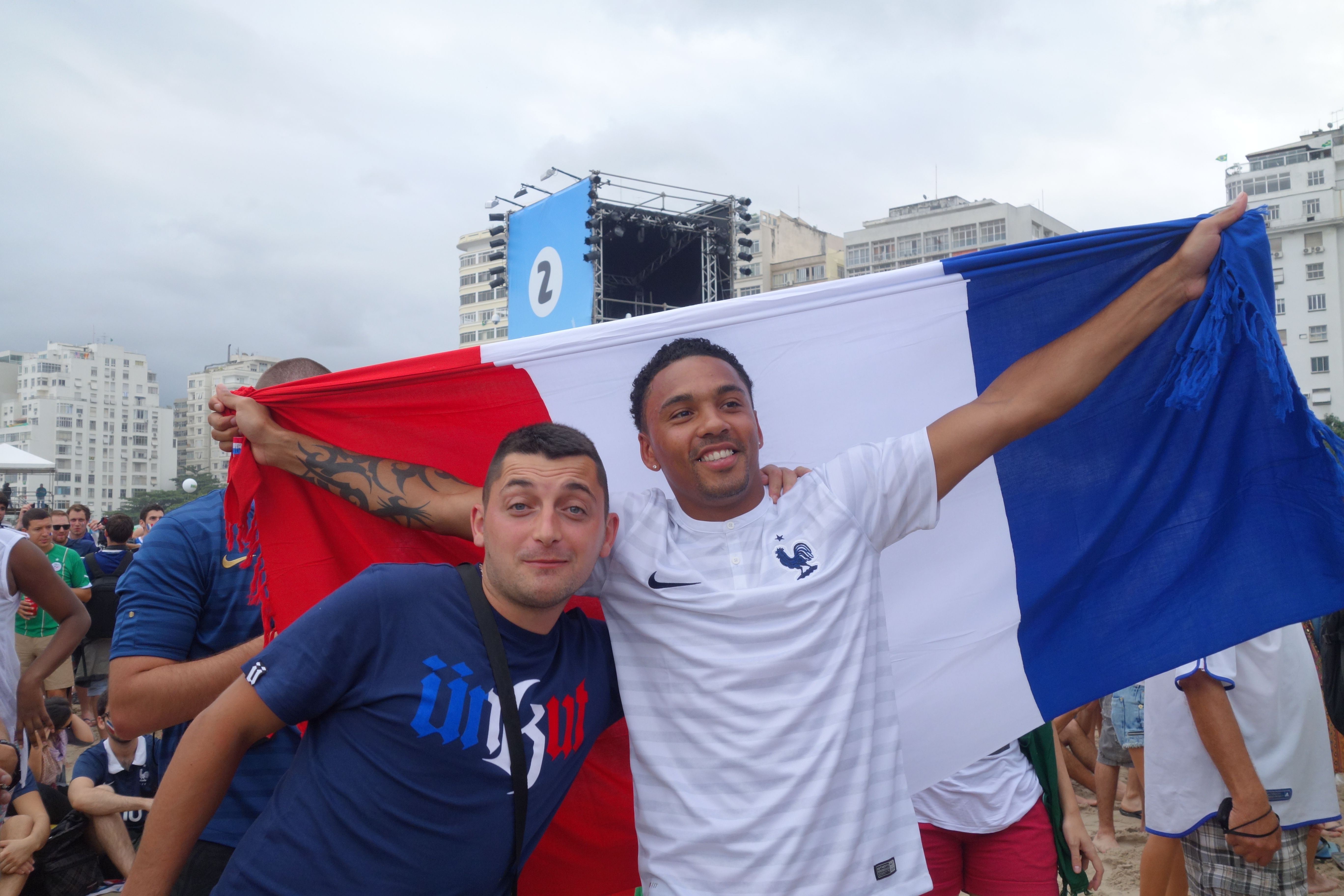 Coupe du Monde de Football: France - Suisse du cote de Copacabana a Rio de Janeiro.