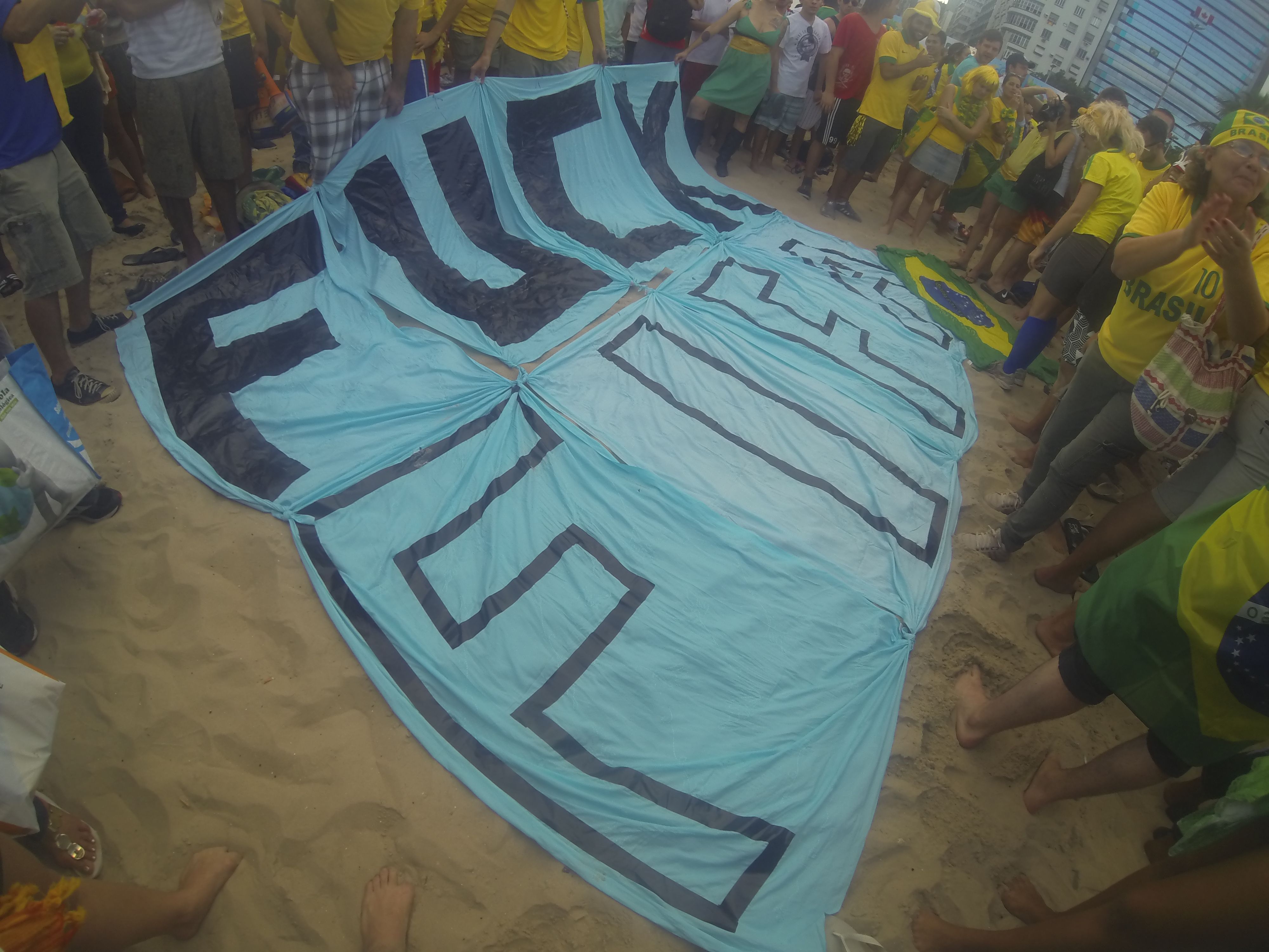 COUPE DU MONDE BRESIL 2014: Plage de Copacabana, on peut aimer le foot, l´idee du mondial et faire un gros FUCK FIFA. Au passage FU.. FFF, OUI A LUZENAC EN LIGUE2.